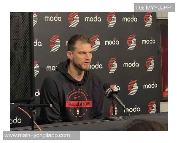 小杨激情泼水庆祝斯普利特首场胜利并获得比赛用球 小杨激情泼水庆祝斯普利特首场胜利并获得比赛用球