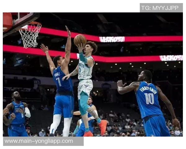 文班在季前赛频繁失误米奇称其为尝试新打法与阵容磨合的必要过程 文班在季前赛频繁失误米奇称其为尝试新打法与阵容磨合的必要过程