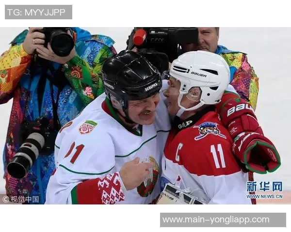 老队友重聚温情时刻哈兰德与南野拓实亲切拥抱寒暄